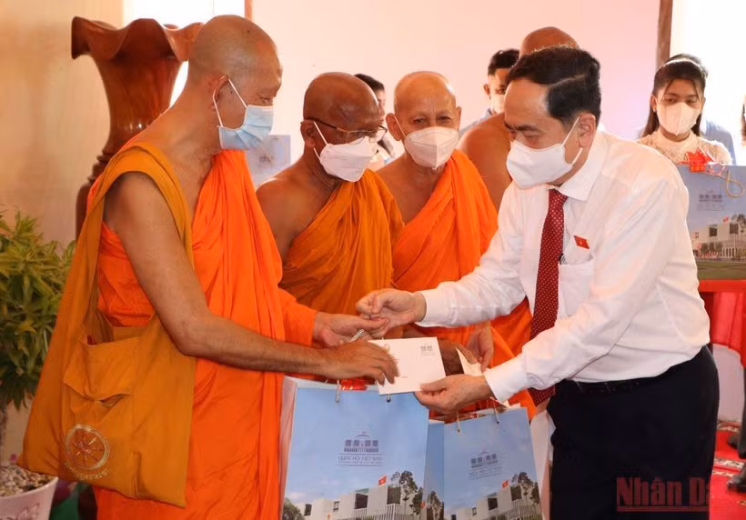 Đồng chí Trần Thanh Mẫn tặng quà các hòa thượng, sư sãi nhân dịp Tết Chôl Chnăm Thmây tại An Giang.