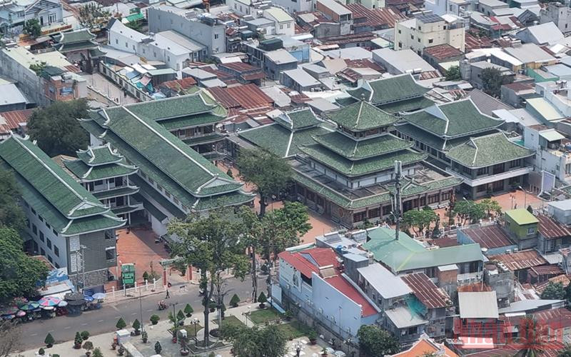 Hầu hết du khách đến Khu du lịch quốc gia Núi Sam là để hành hương Miếu bà Chúa xứ Núi Sam.