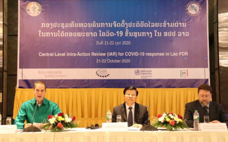 Thứ trưởng Y tế Lào Phouthone Muongpak (giữa) chủ trì Hội nghị phòng chống Covid-19 của Lào.