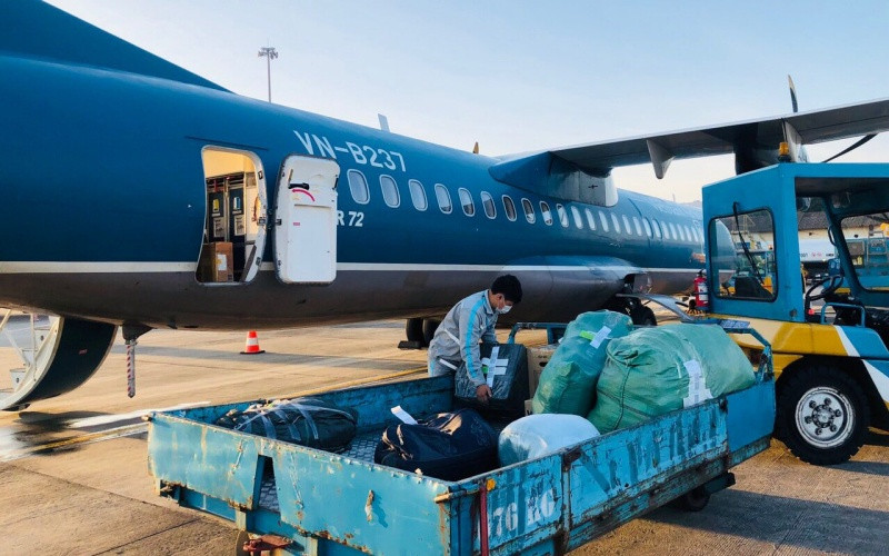 Các hãng hàng không “tiếp sức” cho miền trung