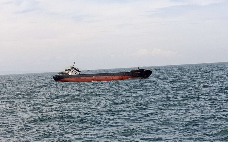 Tàu Nam Thịnh 126 nghiêng có nguy cơ chìm.