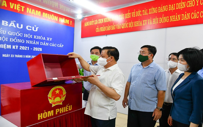 Bí thư Thành ủy Đinh Tiến Dũng cùng đoàn công tác kiểm tra công tác chuẩn bị bầu cử tại khu vực bỏ phiếu số 17, phường Định Công, quận Hoàng Mai. (Ảnh: Duy Linh)