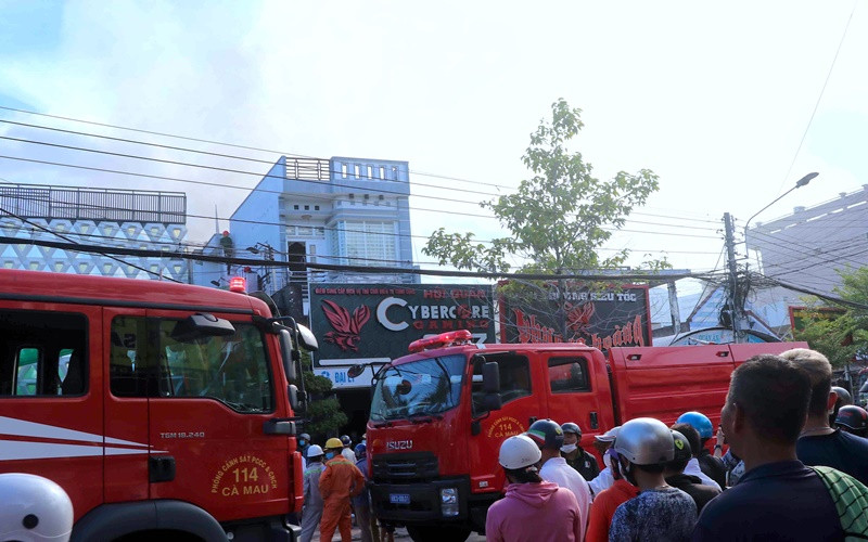 Lực lượng phòng cháy chữa cháy và cứu nạn cứu hộ có mặt tại hiện trường.