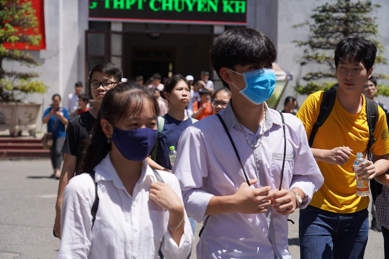 Kỳ thi vào lớp 10 Trường THPT chuyên Khoa học Tự nhiên hằng năm luôn thu hút đông đảo thí sinh. Trong ảnh: Thí sinh tham dự kỳ thi vào lớp 10 Trường THPT chuyên Khoa học Tự nhiên năm 2020