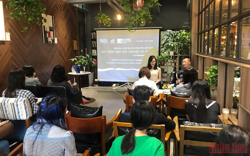 Hai diễn giả giao lưu cùng độc giả tại buổi ra mắt sách.