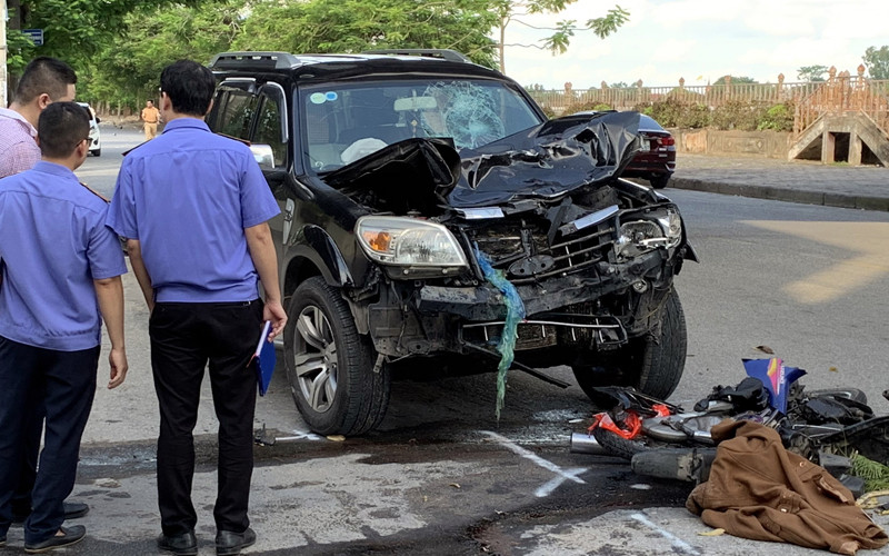 Xe ô-tô kéo lê xe máy đi hàng chục mét mới dừng lại, phần đầu biến dạng nặng.