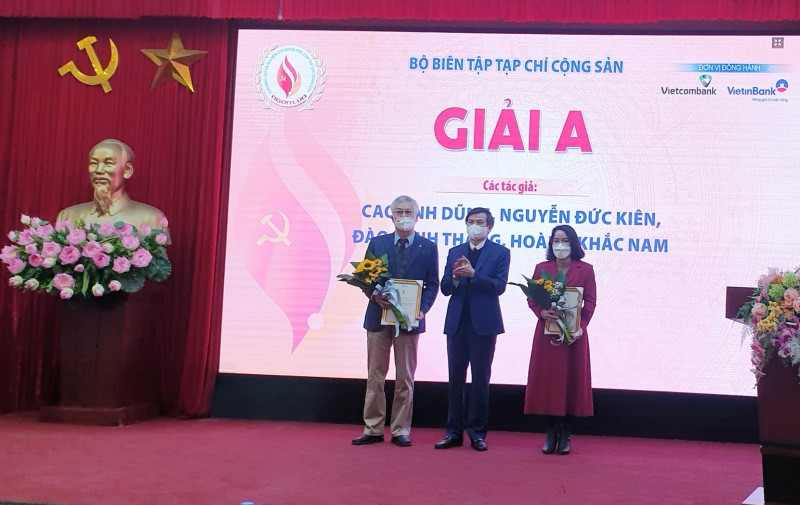 Các tác giả nhận giải A.