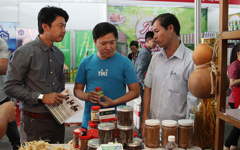 Khách hàng tham quan, mua sắm sản phẩm OCOP tại triển lãm.