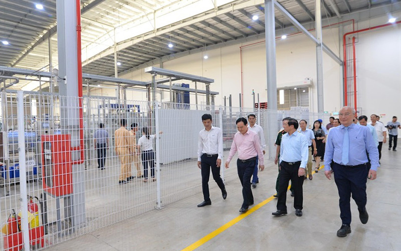 Đoàn công tác tham quan nhà máy nước tinh khiết, hoa quả và thảo dược Núi Tiên. (Ảnh: THÀNH CƯỜNG)