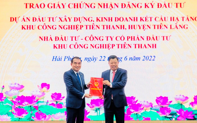 Trưởng Ban Quản lý Khu kinh tế Hải Phòng trao giấy chứng nhận đầu tư cho CTCP đầu tư KCN Tiên Thanh, tổng vốn đầu tư gần 4.600 tỷ đồng.