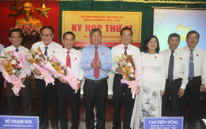 Đồng chí Thái Bảo (thứ ba từ trái qua) được bầu giữ chức Phó Chủ tịch UBND tỉnh Đồng Nai.
