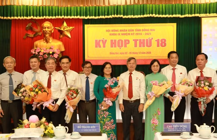 Lãnh đạo Tỉnh ủy, HĐND tỉnh Đồng Nai tặng hoa các đồng chí trúng cử và đại biểu được miễn nhiệm.