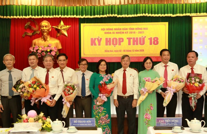 Lãnh đạo Tỉnh ủy, HĐND tỉnh Đồng Nai tặng hoa các đồng chí trúng cử và đại biểu được miễn nhiệm.