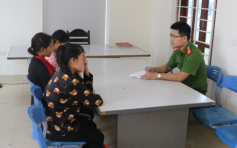 Cơ quan công an tiếp nhận, làm việc với các thai phụ được đưa trở về.