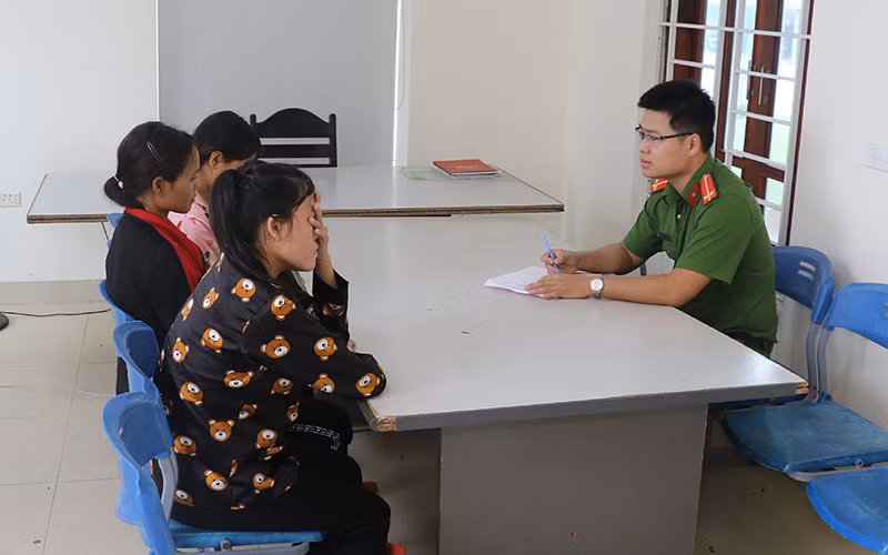 Cơ quan công an tiếp nhận, làm việc với các thai phụ được đưa trở về.