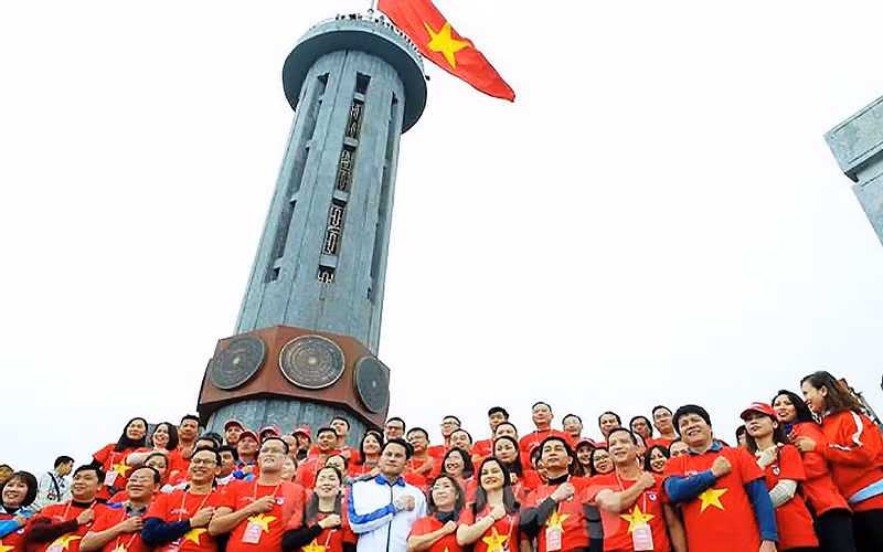 Thanh niên ưu tú từ khắp mọi miền Tổ quốc chụp ảnh, quay clip tại Cột cờ Lũng Cú (tỉnh Hà Giang). 