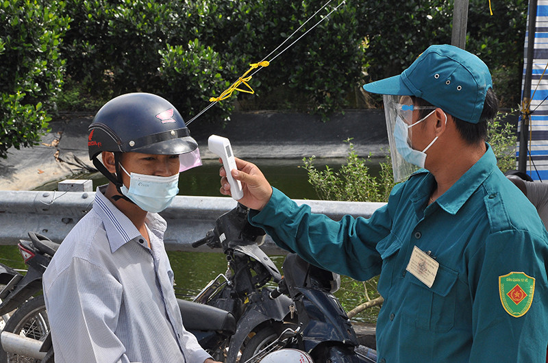 Lực lượng chốt kiểm dịch kiểm tra thân nhiệt người vào xã Tân Ninh, huyện Tân Thạnh, tỉnh Long An.