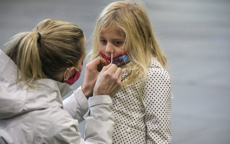 Xét nghiệm Covid-19 cho trẻ nhỏ 4 tuổi tại trung tâm y tế ở Rancho Cucamonga, bang California của Mỹ. (Ảnh: Getty Images/TTXVN)