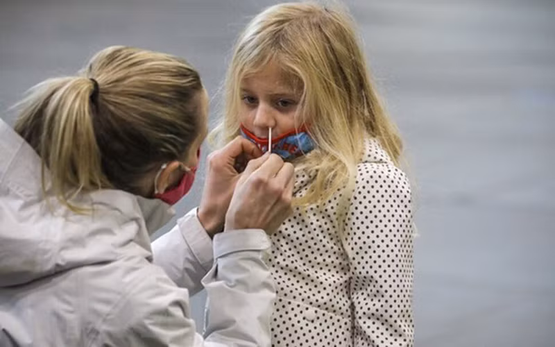 Xét nghiệm Covid-19 cho trẻ nhỏ 4 tuổi tại trung tâm y tế ở Rancho Cucamonga, bang California của Mỹ. (Ảnh: Getty Images/TTXVN)