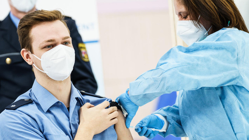 Một cảnh sát Đức được tiêm vaccine phòng Covid-19. Ảnh: dw.com