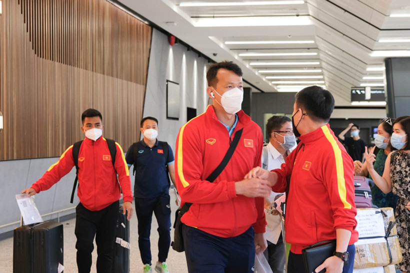 Các cầu thủ làm thủ tục nhập cảnh tại sân bay quốc tế Melbourne. (Ảnh: VFF)