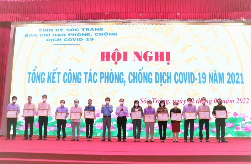 Tặng Bằng khen của UBND tỉnh Sóc Trăng cho các tập thể, cá nhân có thành tích xuất sắc trong công tác phòng, chống Covid-19.