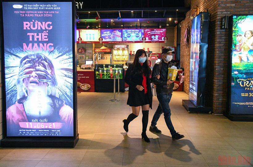 Đôi bạn trẻ tỏ ra vui mừng sau 1 thời gian dài không được đến rạp xem phim. (Ảnh: THÀNH ĐẠT) 