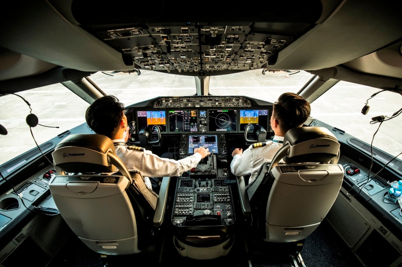 Tổ lái chuyến bay VN675 từ TP Hồ Chí Minh đi Kuala Lumpur (Malaysia). (Ảnh: Hãng hàng không Vietnam Airlines cung cấp)