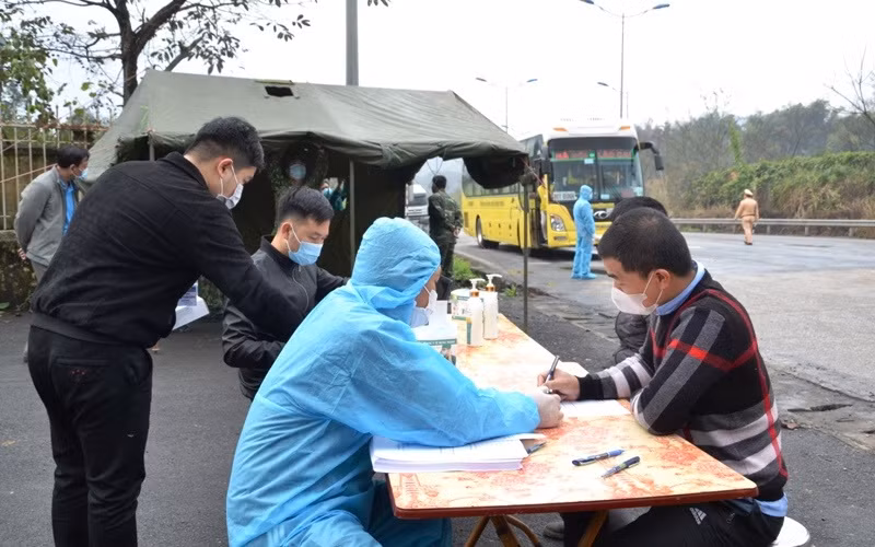 Cán bộ y tế thực hiện khai báo y tế đối với người ra vào địa bàn, ở chốt kiểm soát y tế Xuân Giao (Bảo Thắng - Lào Cai).