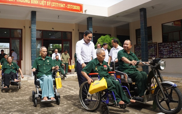 Đoàn đến thăm hỏi và trao tặng 62 phần quà cho các thương binh, người có công tại Trung tâm điều dưỡng Thương binh và Người có công Long Đất, thị trấn Long Hải, huyện Long Điền, Bà Rịa - Vũng Tàu.
