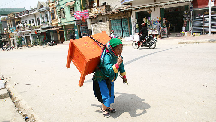 Nhiều phụ nữ dân tộc thiểu số ngoài việc lao động vất vả còn là nạn nhân của nạn bạo hành gia đình. Ảnh: KHIẾU MINH