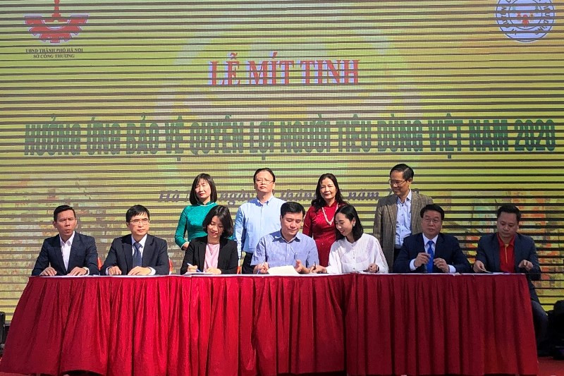 Sở Công thương Hà Nội cùng các doanh nghiệp ký cam kết bảo vệ quyền lợi người tiêu dùng.
