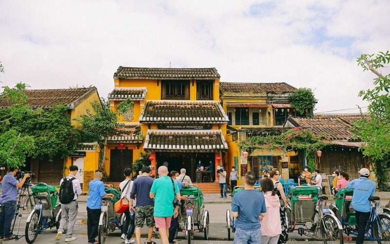 Khách quốc tế đến Hội An. 