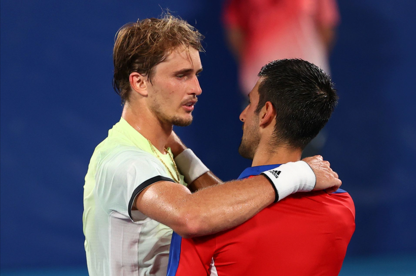 Novak Djokovic chúc mừng Zverev đang rất xúc động. (Ảnh: Reuters)