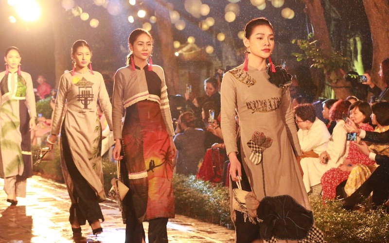 Trình diễn áo dài tại Văn Miếu – Quốc Tử Giám trong sự kiện “Áo dài của chúng ta”.