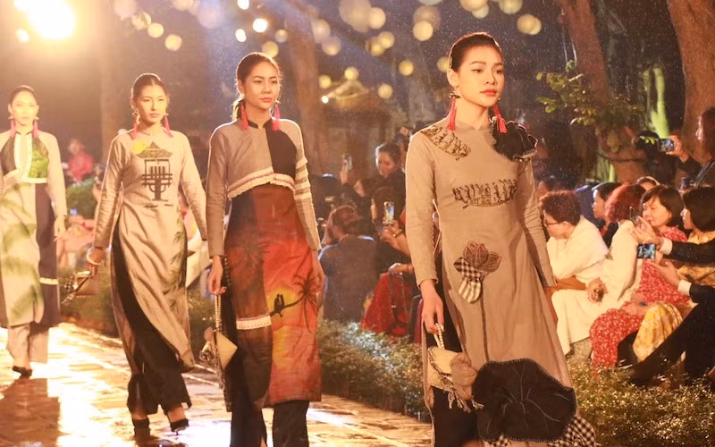 Trình diễn áo dài tại Văn Miếu – Quốc Tử Giám trong sự kiện “Áo dài của chúng ta”.