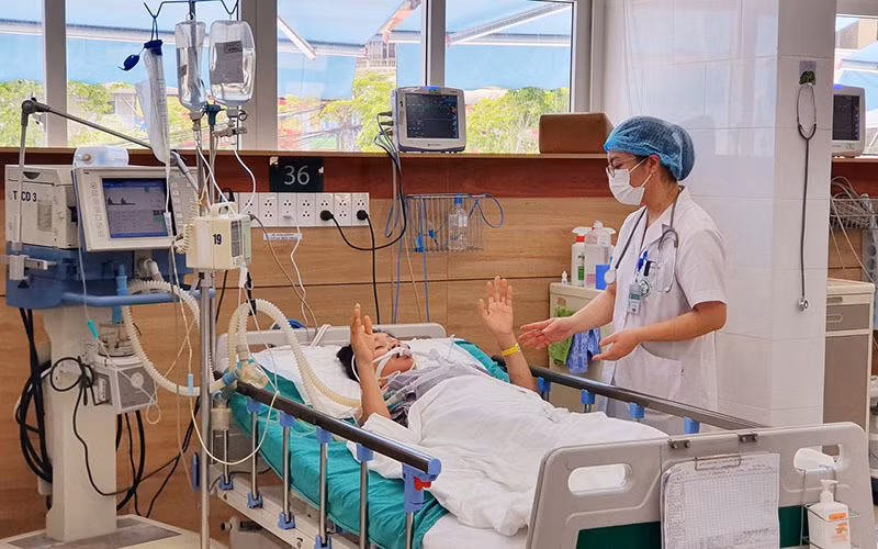 Bác sĩ Hương thăm khám cho bệnh nhân Nguyễn Thị H. bị rắn cạp nia cắn.