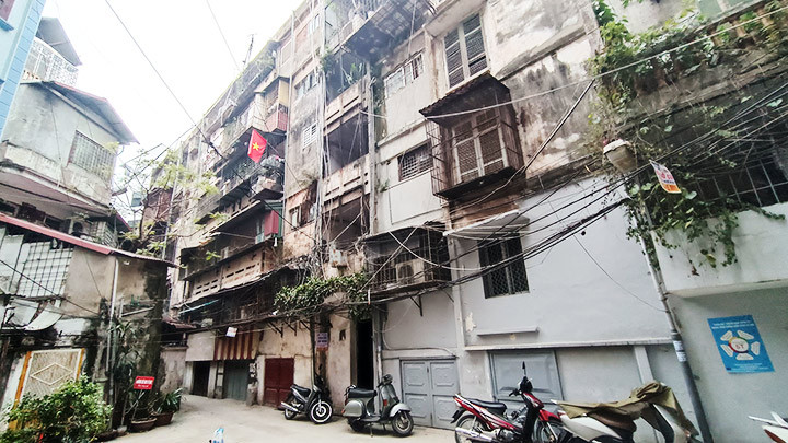 Việc cải tạo nhà tập thể cũ vẫn còn nhiều khó khăn.