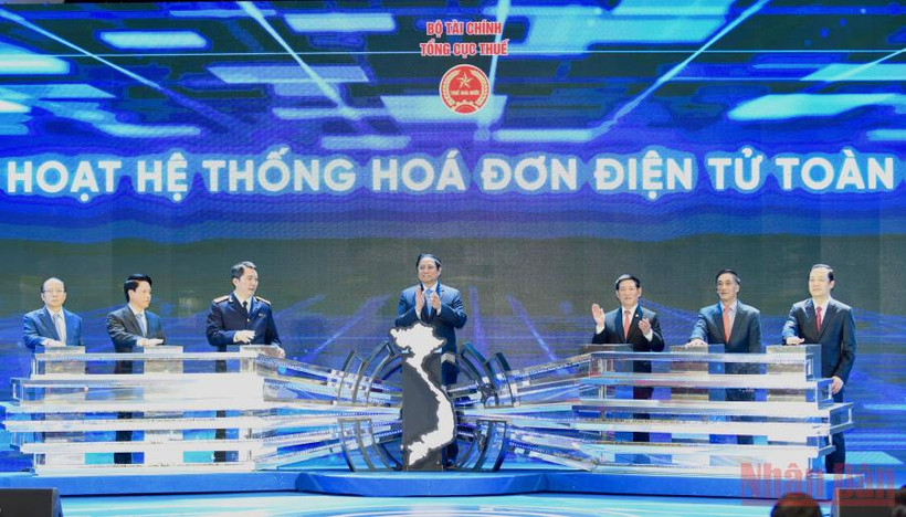 Thủ tướng Phạm Minh Chính và lãnh đạo Bộ Tài chính và Tổng cục Thuế thực hiện nghi thức kích hoạt Hệ thống Hóa đơn điện tử toàn quốc. 