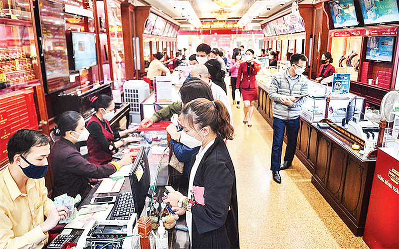 Người dân mua vàng ở Hà Nội ngày 9/3. (Ảnh ĐỨC ANH)