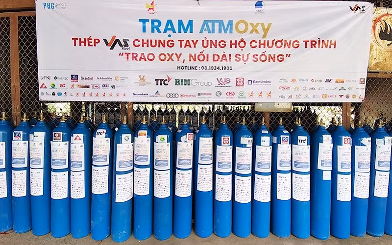 Tại “ATM oxy” mới đặt tại Công ty cổ phần thép Tân Thuận, nhiều bình oxy cỡ lớn đã sẵn sàng lên đường hỗ trợ người bệnh.