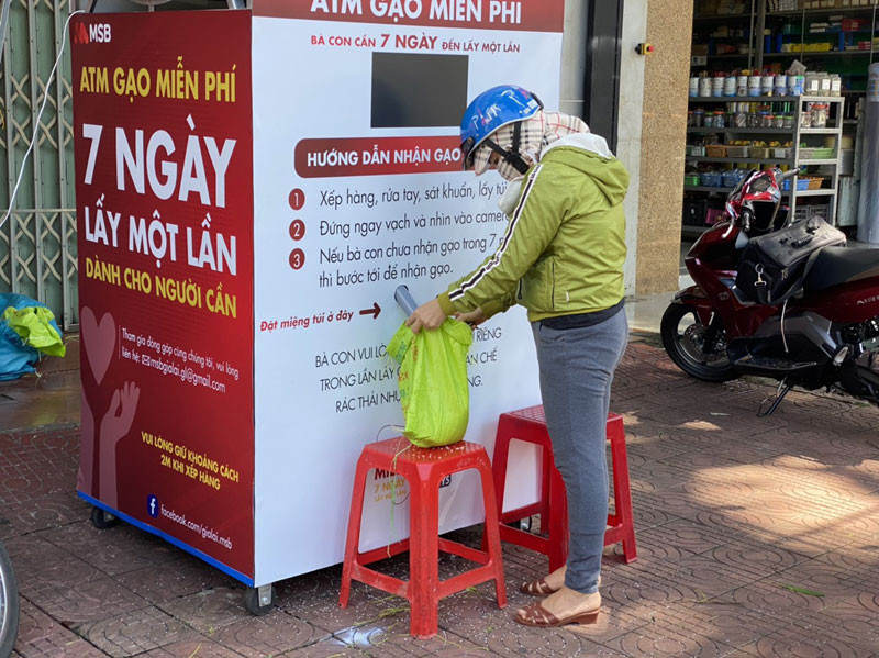 Chị Nguyễn Thị Mỹ Dung (tổ 6, phường Diên Hồng, TP Pleiku) đến nhận gạo tại cây “ATM gạo” do MSB Gia Lai tổ chức. (Ảnh: HÀ ĐỨC THÀNH)