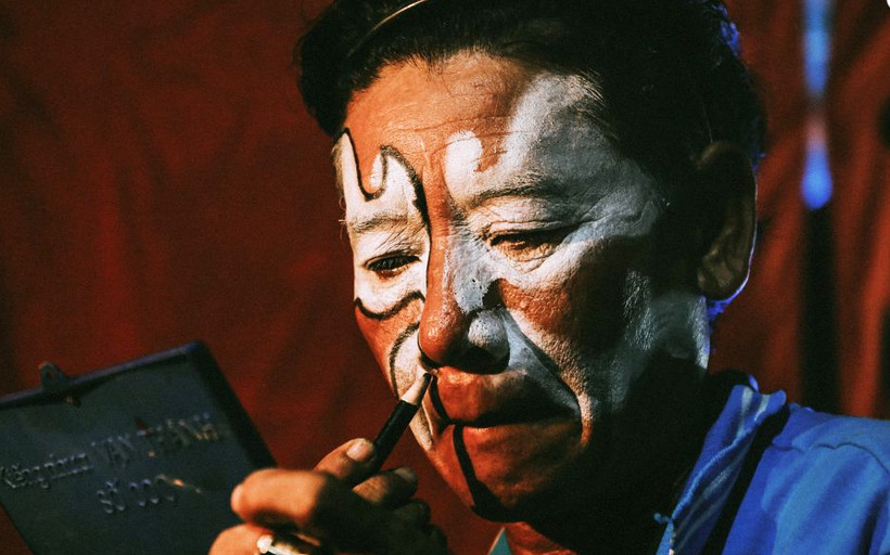 Một nghệ sĩ hóa trang trước khi biểu diễn.