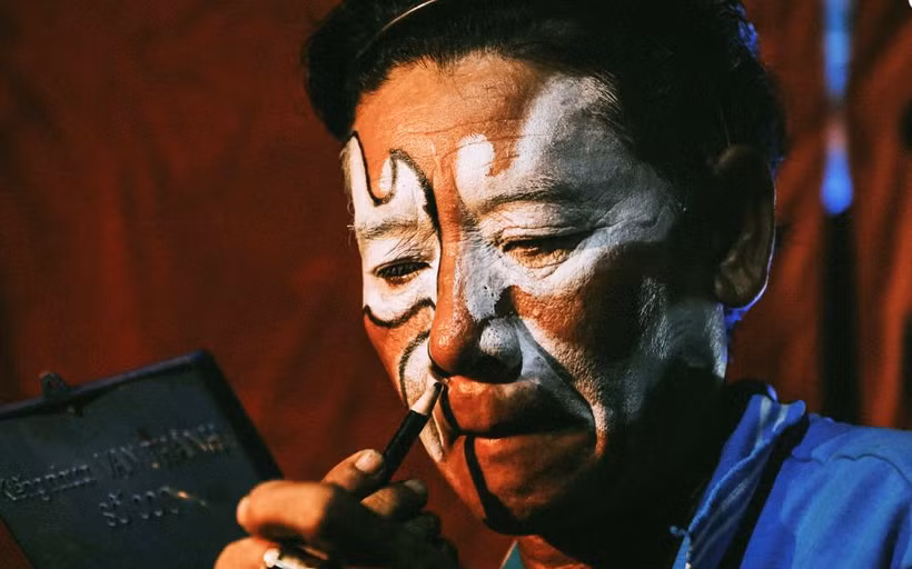 Một nghệ sĩ hóa trang trước khi biểu diễn.