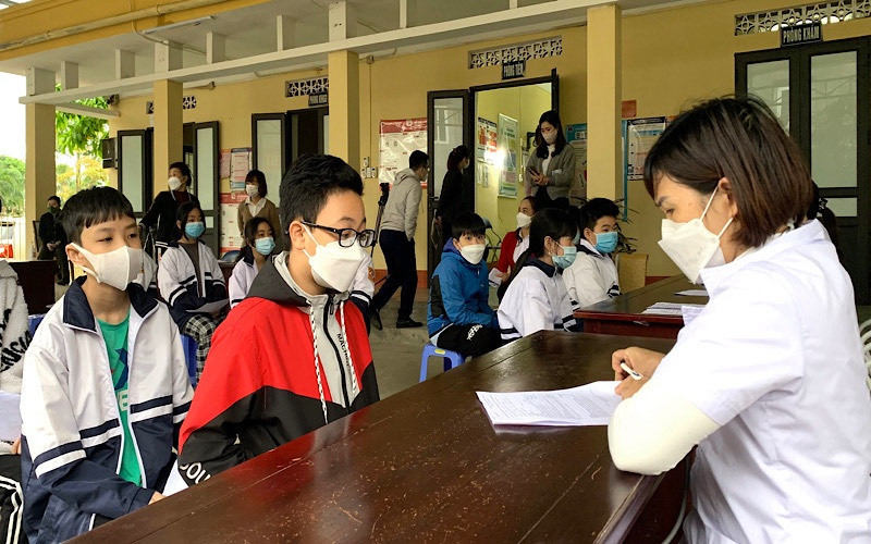 Rà soát thông tin trước khi tiêm cho trẻ.