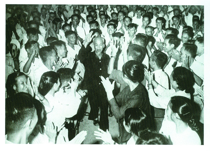 Chủ tịch Hồ Chí Minh thăm Hội nghị cán bộ Công đoàn cơ sở toàn miền bắc (13-8-1962). 