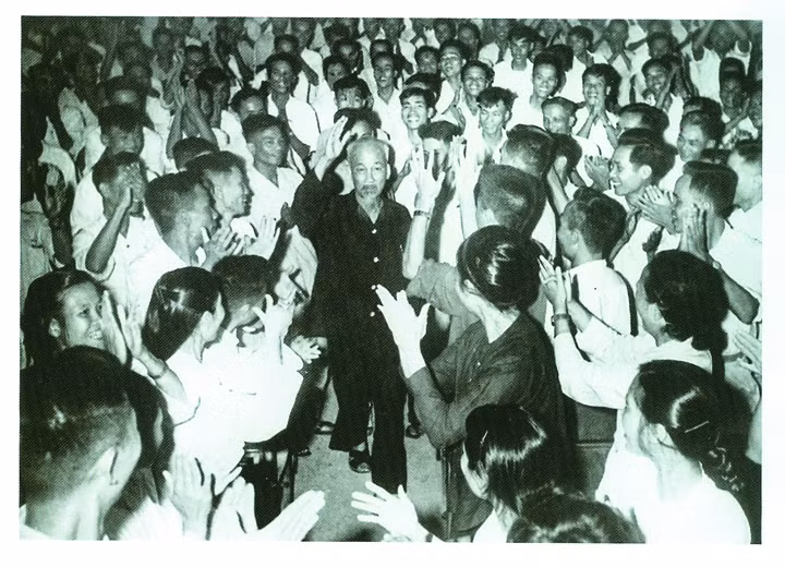 Chủ tịch Hồ Chí Minh thăm Hội nghị cán bộ Công đoàn cơ sở toàn miền bắc (13-8-1962). 