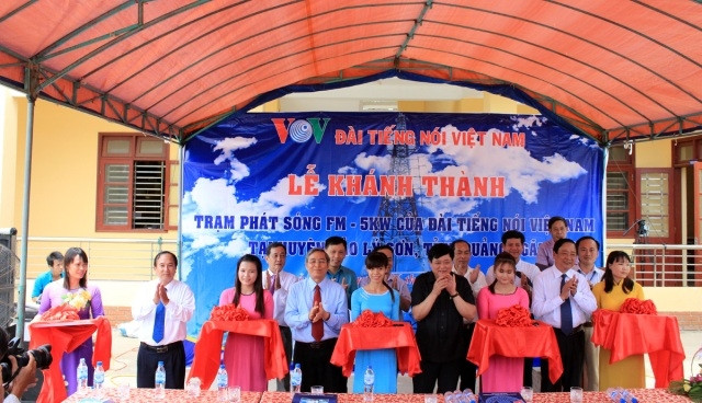 Đại biểu cắt băng khánh thành Trạm phát sóng FM trên đảo Lý Sơn.