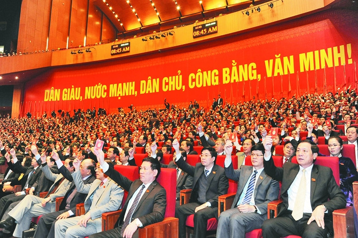 Các đại biểu biểu quyết tại Đại hội XII của Đảng. 