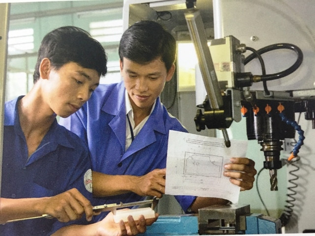 Công nhân kỹ thuật ở các khu chế xuất, khu công nghiệp.